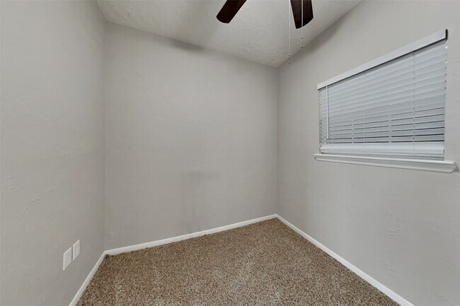 Building Photo - 8002 Weeping Willow Pl