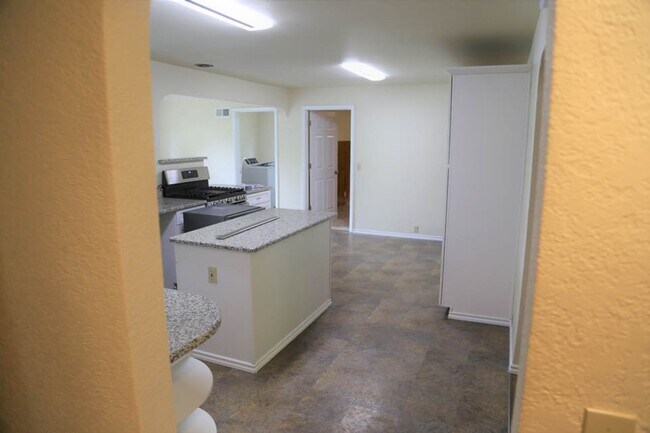 Building Photo - Seriously Spacious 5 bed 2 bath 36x20 Shop Garden Shed