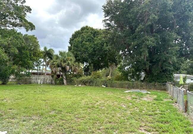 Building Photo - 1032 Martinique Ave
