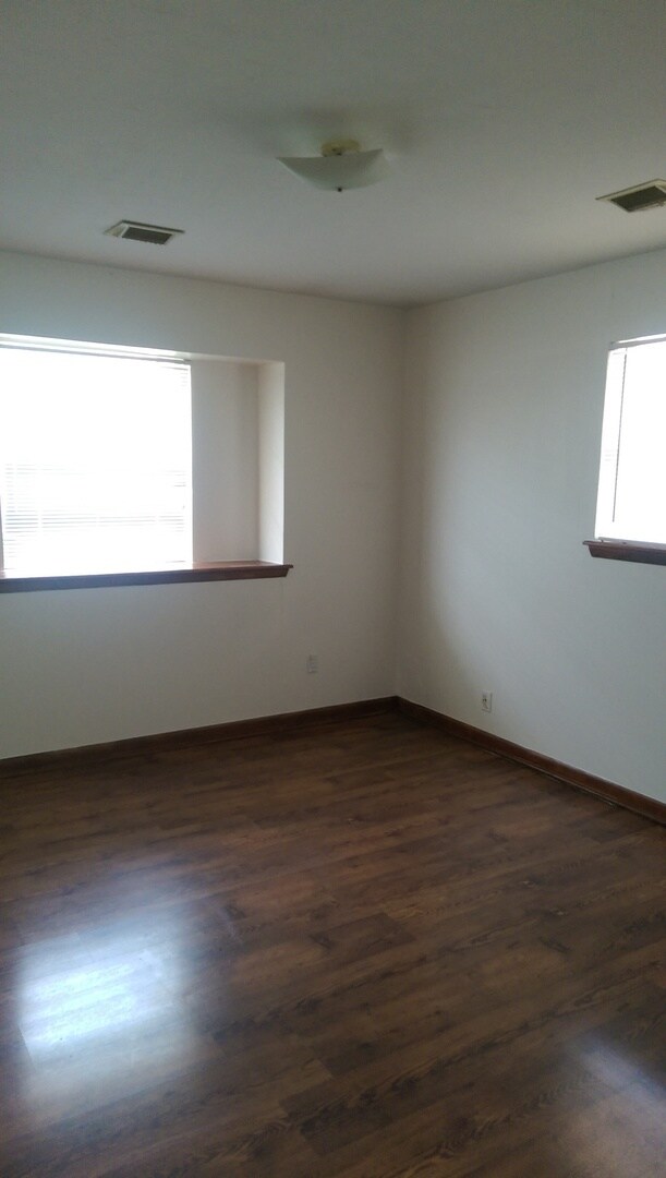 Building Photo - * Kids Sprayground right across the street!  3 bed 2 baths with 2 car garage in the Village with ...