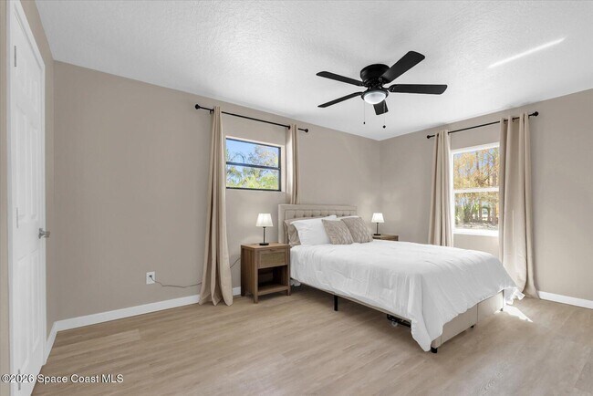 Building Photo - 4840 Mango Ave