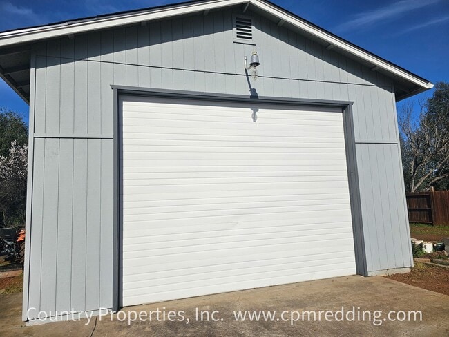Building Photo - House with Huge Shop in the Heart of Redding Available Now!