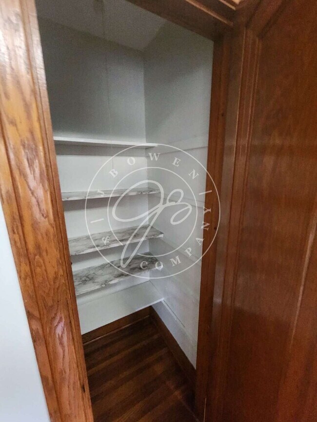 Building Photo - Spacious 1 bedroom (or 2 bedroom if no liv...