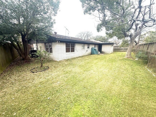 Building Photo - 12 Willow Ln