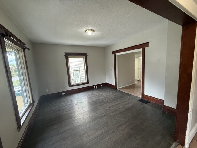Building Photo - 4BR/2BA SE Side Single-family Home