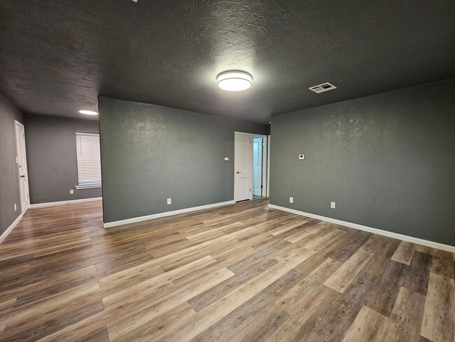 Building Photo - Updated (2) Bed/(1) Bath in Core Norman! Video Walk-Thru Avail!