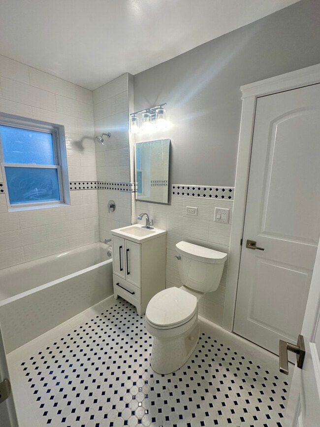 Building Photo - 2308 W Farwell Ave