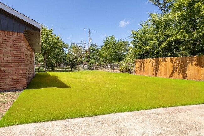 Building Photo - 106 Mimosa St