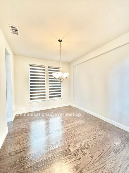 Building Photo - 566 Westwood Way Dr