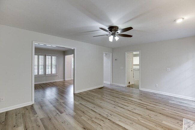 Building Photo - 6655 Lake Run Dr