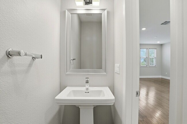 Building Photo - 621 Cinnamon Cir