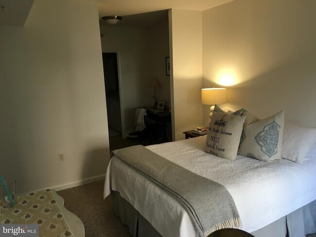 Building Photo - 851 N Glebe Rd