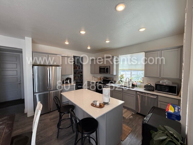 Building Photo - NO DEPOSIT option available for qualified ...
