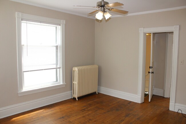 Building Photo - 2 BR Close to Medical Mile with hardwood f...
