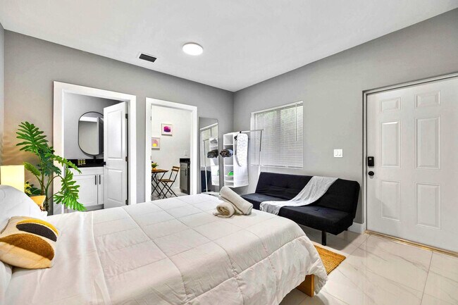 Building Photo - 1350 NW 28th St