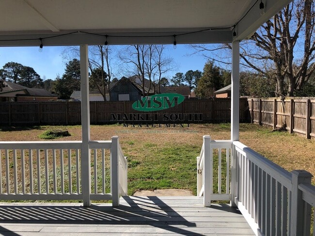 Building Photo - LARGE FENCED YARD IN POOLER!