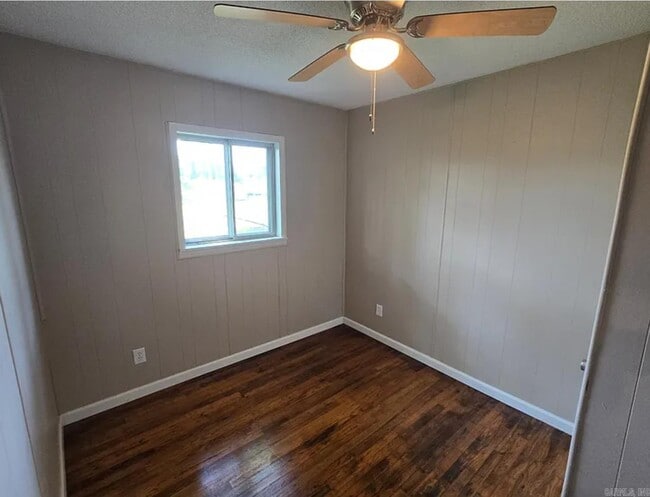 Building Photo - 314 N Oak St