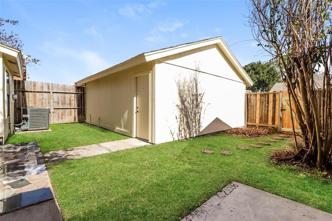 Building Photo - 6450 Dellfern Dr