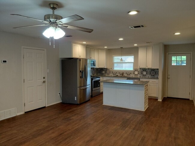 Building Photo - Adorable 3/2 with Garage Parking + Large backyard and gazebo!!