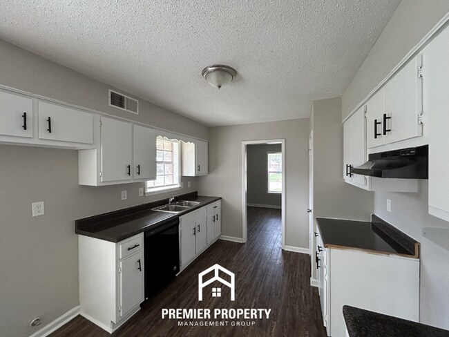 Building Photo - Charming 3 Bedroom Rental on Palgrave Lane - Open Kitchen & Fenced Yard