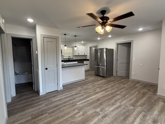 Building Photo - 217 Geren Dr