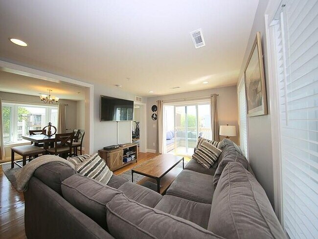 Building Photo - 10 Irma St