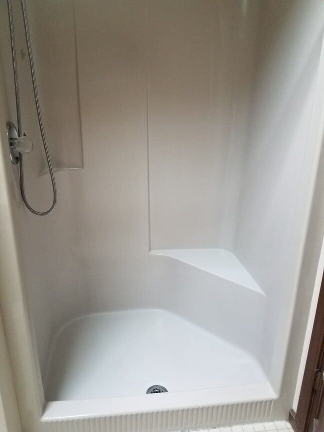 Building Photo - Beautiful 2-bedroom, 1-1/2 bath 2 Level Du...