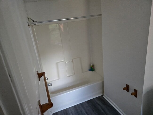 Building Photo - 2 Bedroom 1 Bath Townhouse