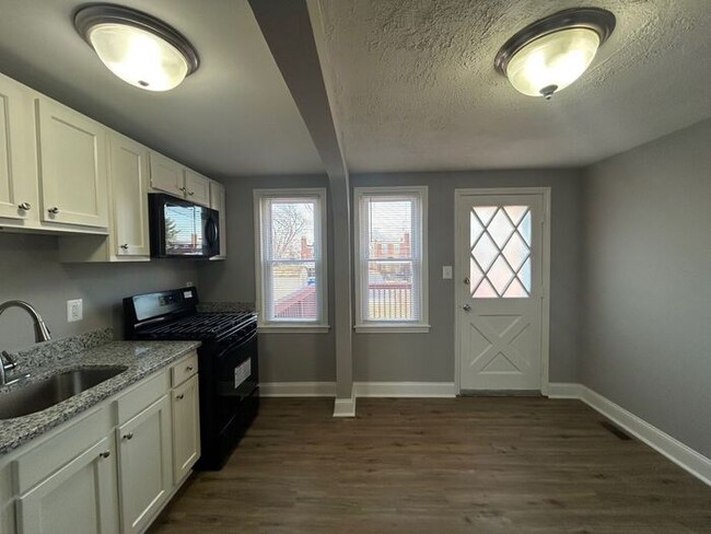 Building Photo - 2 Bedrooms 2.5 Bathrooms