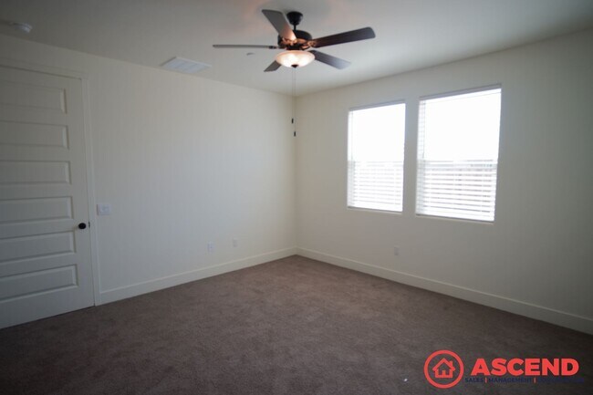 Building Photo - Southwest Home with Solar!