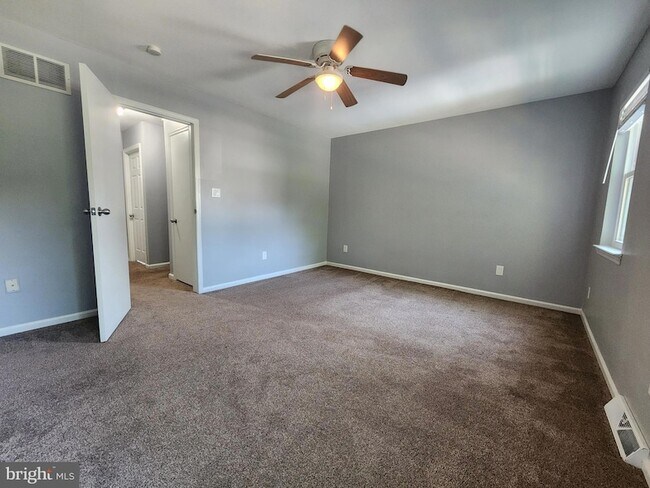 Building Photo - 46 Village Dr