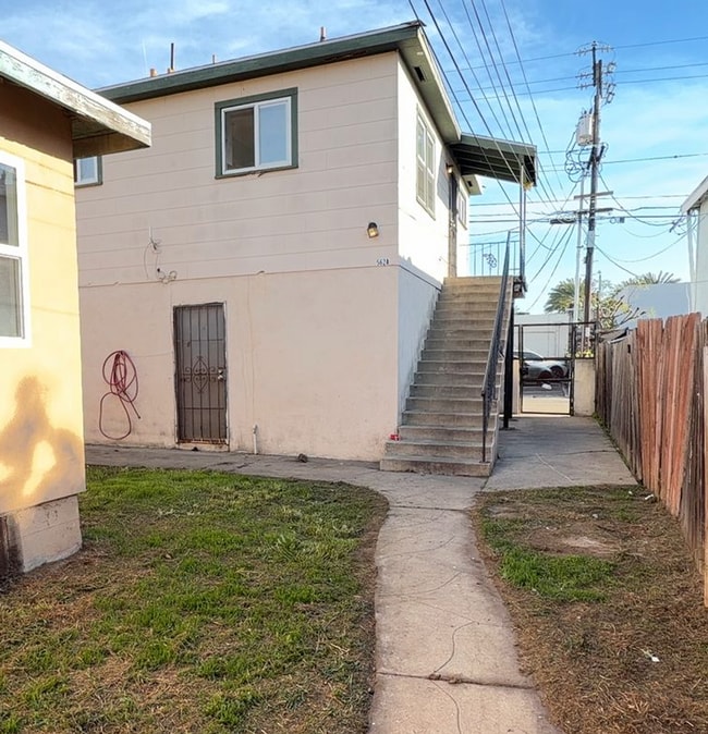 Building Photo - 2 Bed/ 1 Bath Duplex