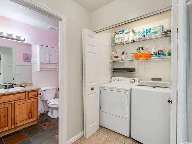 Building Photo - Beautiful Riverton Townhome w 1 car garage...