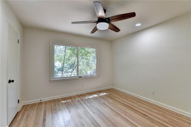 Building Photo - 6085 Glenridge Dr