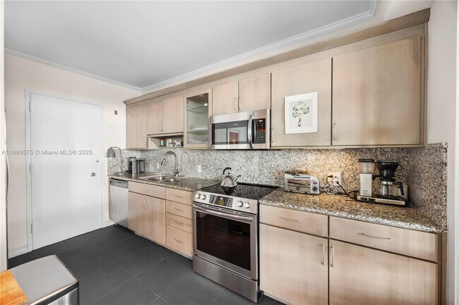 Building Photo - 5055 Collins Ave