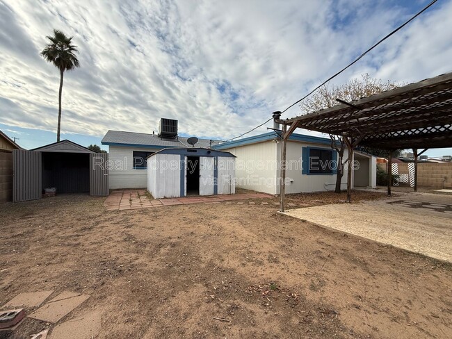 Building Photo - 2332 W Diana Ave