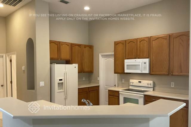 Building Photo - 305 Oak Springs Dr