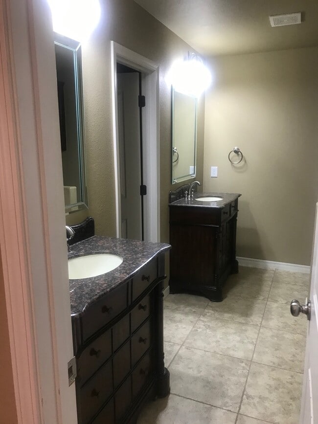 Building Photo - 7408 Topeka Dr