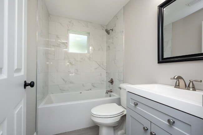 Building Photo - Renovated 2 BR, 1 BA quaint home in Spartanburg under $1200/mo rent