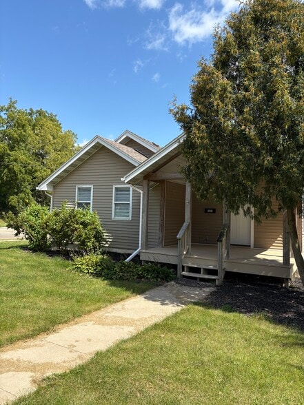 Front - 1237 Center St