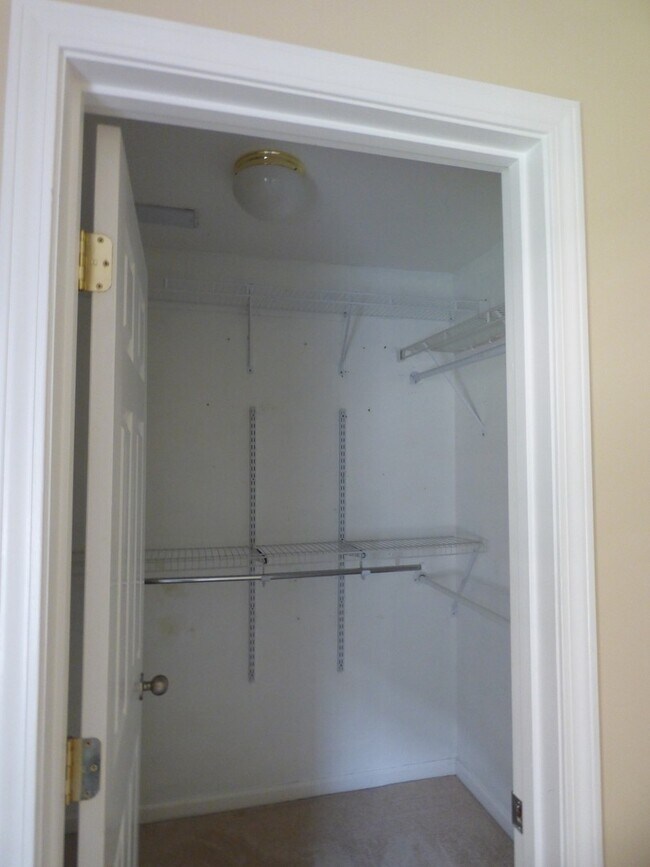 Building Photo - Beautiful 3 BR, 2 Bath Home, All Electric, Vaulted Ceilings, Walk-In Closets, Garage