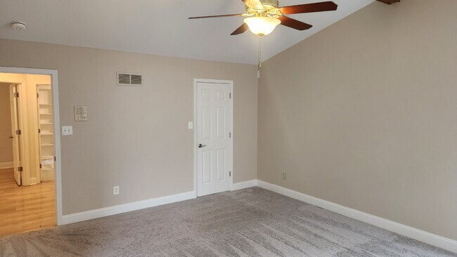 Building Photo - "Charming 3-Bed Oasis with 2.5 Baths on Carrington Court!"