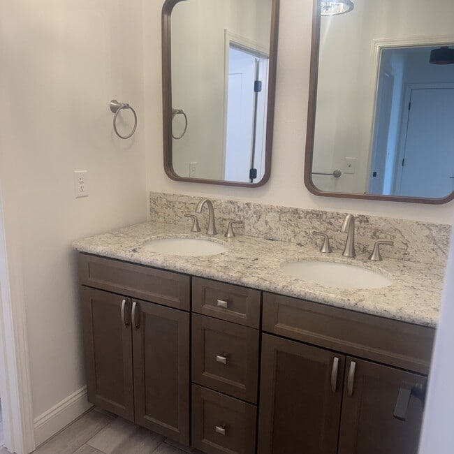 Building Photo - South Davis Townhome