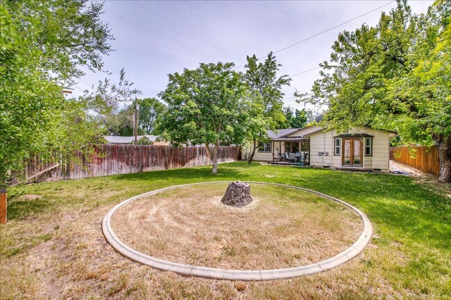 Building Photo - Desirable SE Boise Home Minutes From BSU!