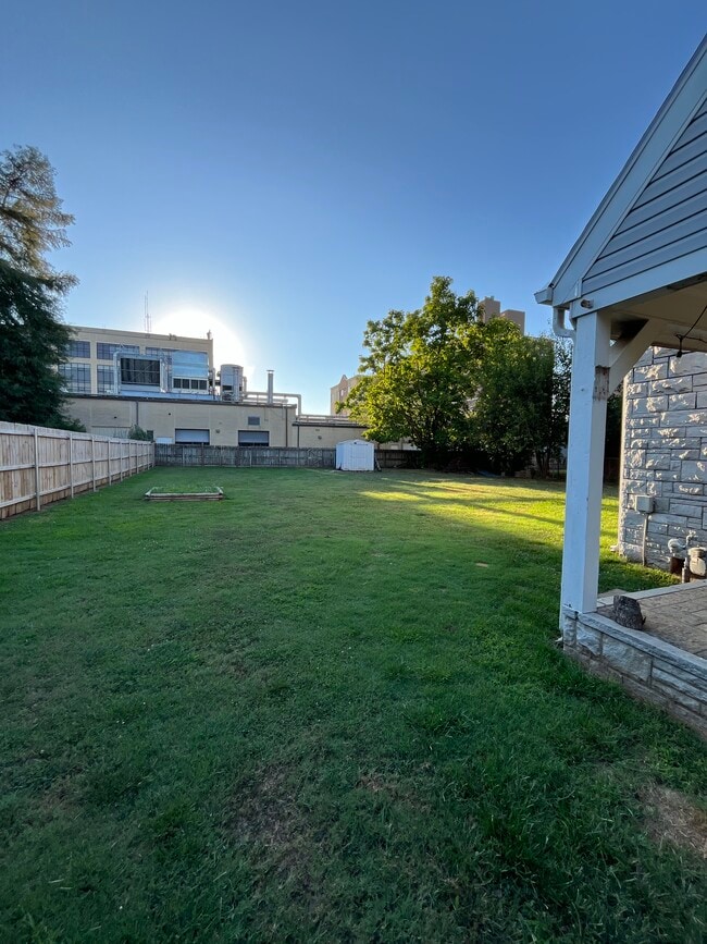 Building Photo - 510 Maple Dr