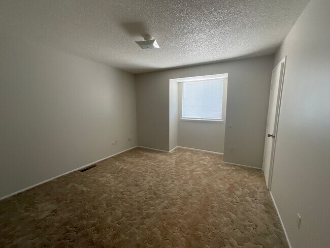 Building Photo - 1621 N Farmington Ave