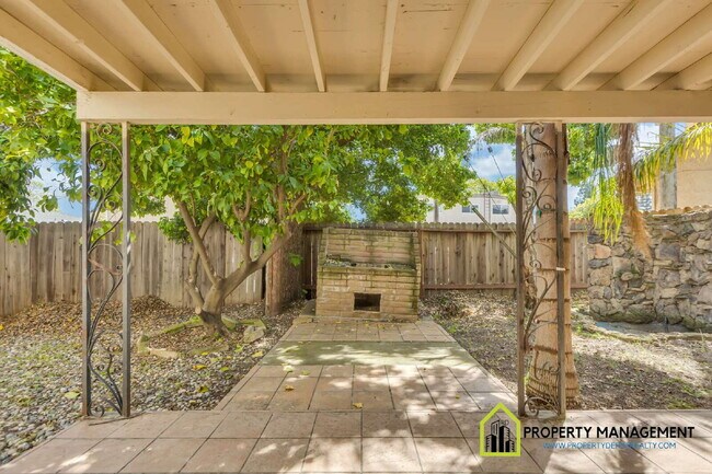 Building Photo - Charming 3-Bed Oasis with 2 Full Baths in Sacramento's Serene Pocket Neighborhood