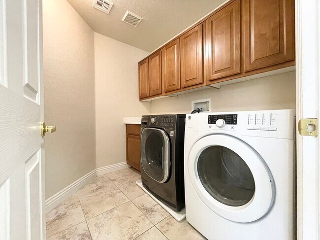 Building Photo - Charming 3-bedroom, 2.5-bathroom home