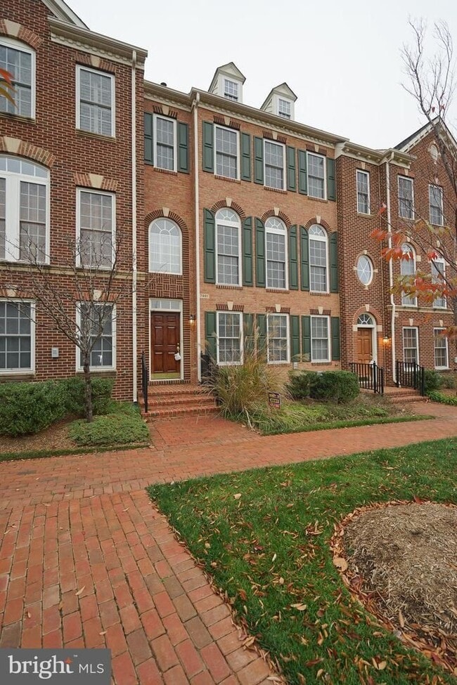 Building Photo - Beautiful 4 BD 4.5 BA Townhome in the Reserve at Tysons Corner