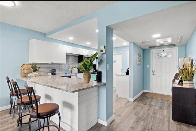 Building Photo - Annual OR Seasonal turnkey FURNISHED 2/2 ground floor condo with golf course and water views